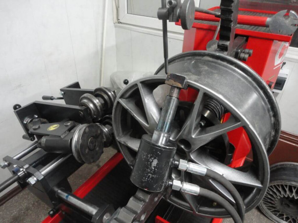 Раскатка и ремонт дисков авто