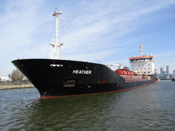 А корабль плывёт