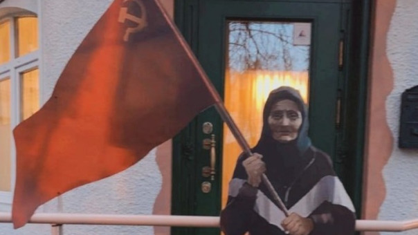 "Обезглавившие" фигуру бабушки с советским флагом задержаны в Москве