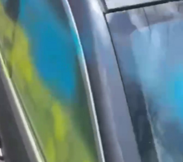 Облили кислотой и разрисовали стекла — автомобилисту испортили машину из-за Z-символики