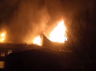 В Лимане после обстрела ВФУ из РСЗО полыхает бывший Дом культуры имени Артема