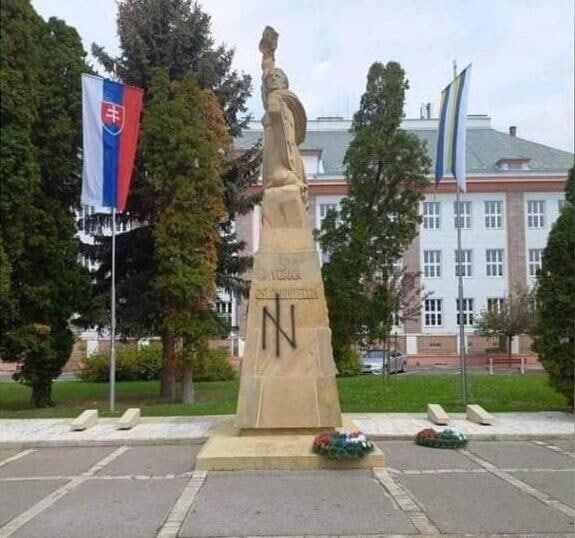 В Словакии вандалы осквернили памятник красноармейцам