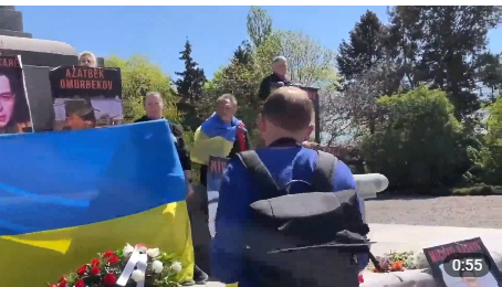 Поляки пришли на сборище украбешенцев возле мемориала павшим советским солдатам