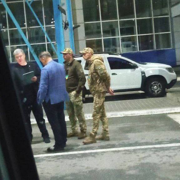 Порошенко пытается выехать с Украины