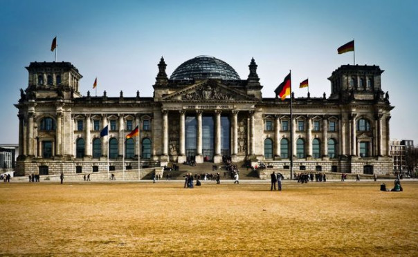 «Флаг России над Бундестагом»: немцы клянут свое правительство и ждут армию Путина