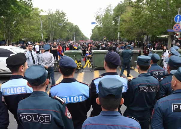 В Ереване оппозиция начала перекрывать улицы