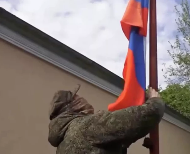 В Чернобаевке Херсонской области подняли российский флаг