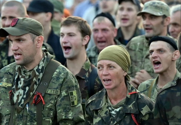 Галичане с упоением убивают и разрушают Восток Украины