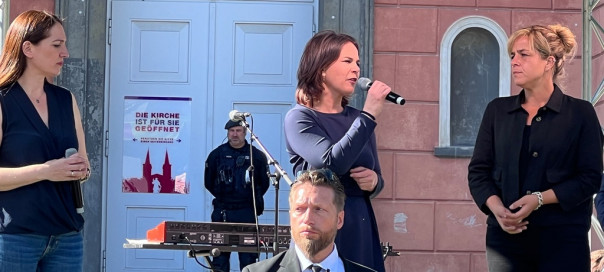 Бербок забросали яйцами в Вуппертале