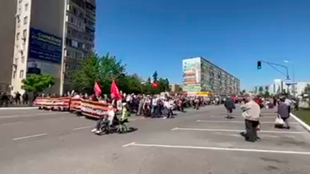 Жители освобожденных украинских городов посмотрели парад Победы и приняли участие в «Бессмертном полку»