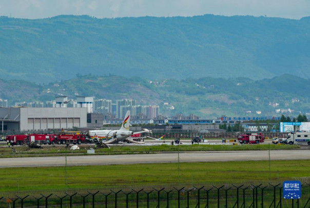 В аэропорту в Китае загорелся самолёт с пассажирами