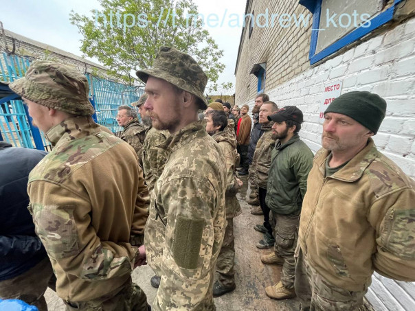 Кормят, лечат, моют. Традиционное донбасское гостеприимство... для военнопленных