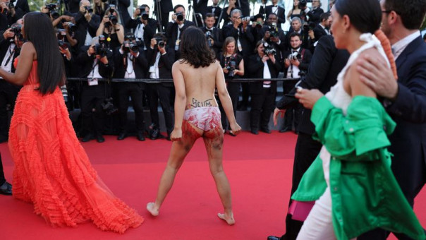 Голая проукраинская «активистка» выскочила на красную дорожку Каннского фестиваля