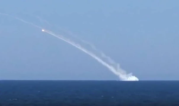 Минобороны показало кадры пуска крылатых ракет «Калибр» с борта подводной лодки в рамках спецоперации на Украине