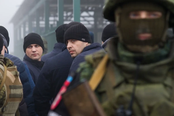 Украинцам вручают повестки в ВСУ прямо на улицах Харькова