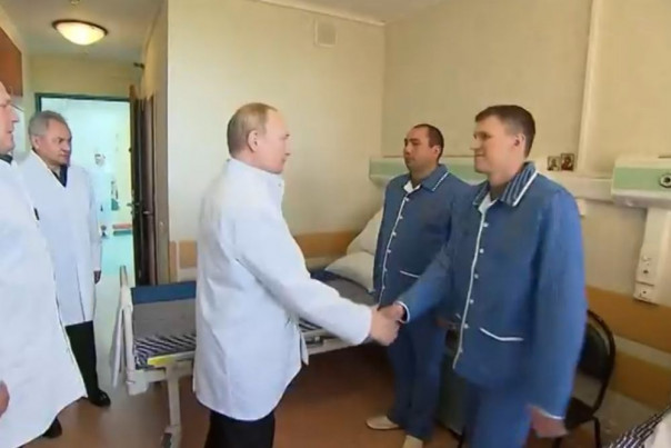 Путин навестил российских военных, получивших ранения в ходе спецоперации на Украине