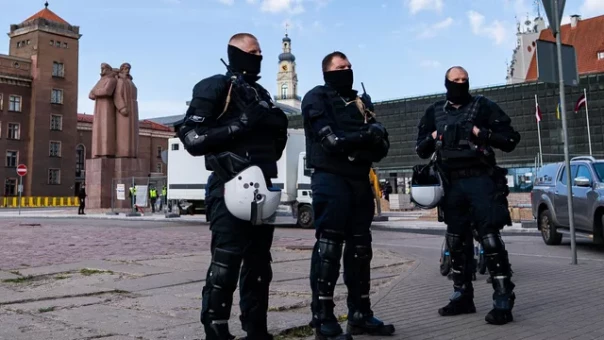 В Риге задержали девушек, выступивших против сноса памятника освободителям