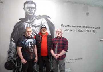 Памятное место: ревдинские спортсмены качаются под присмотром солдата