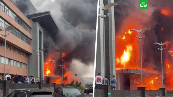 В Москве горит бизнес-центр. Люди заблокированы в здании