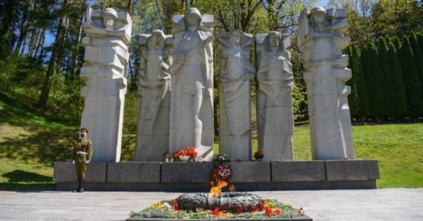 Горсовет Вильнюса одобрил снос памятника у крупнейшего в Литве захоронения советских воинов-победителей