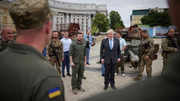 Запад опять собрался "победить Россию в бою". Петр Акопов