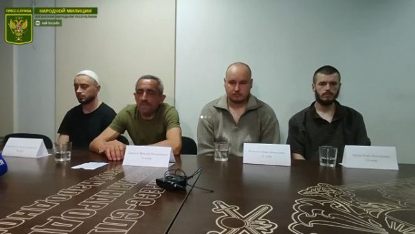 Пресс-конференция военнослужащих ВСУ добровольно сложивших оружие в районе н.п. Горское