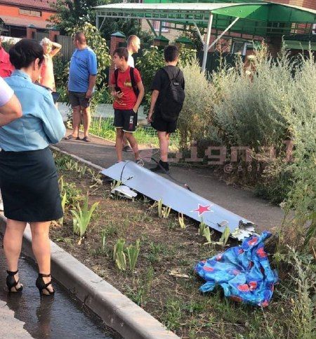 Частный дом в Таганроге загорелся из-за падения беспилотника