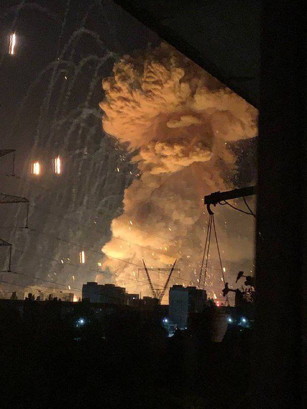 Мощный взрыв в Новой Каховке. Укрофашисты нанесли удар по российскому складу боеприпасов (Видео)