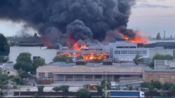 В Одесской промзоне продолжается сильный пожар после утреннего удара.