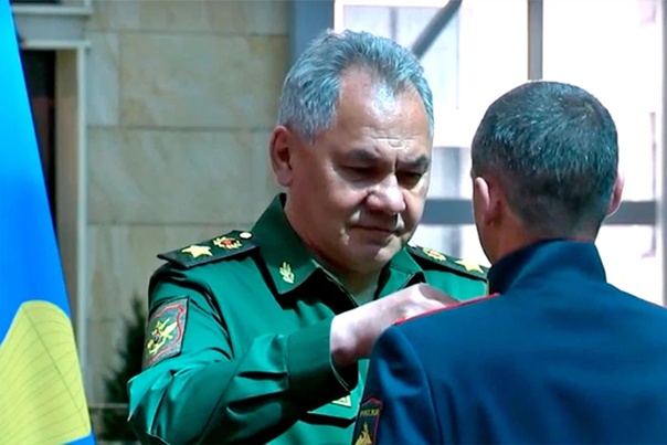 Министр обороны РФ генерал армии Сергей Шойгу вручил медали «Золотая Звезда» героям СВО