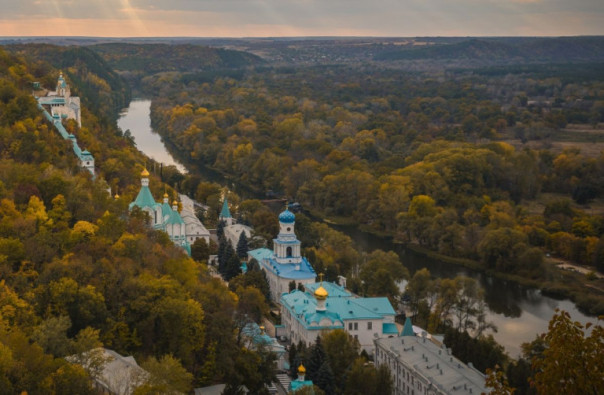 Святогорская Лавра на линии фронта и линии раскола