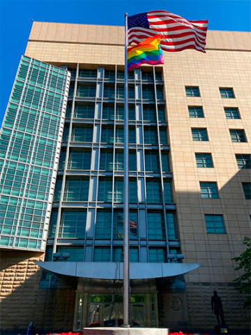 Посольство США подняло флаг ЛГБТ над площадью ДНР