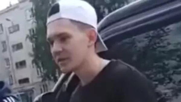 Нахамивший волонтерам сын депутата снялся с выборов на Урале