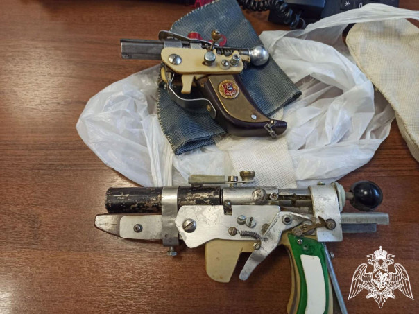 Пожилая женщина добровольно сдала самодельные пистолеты инспекторам Росгвардии в Ива