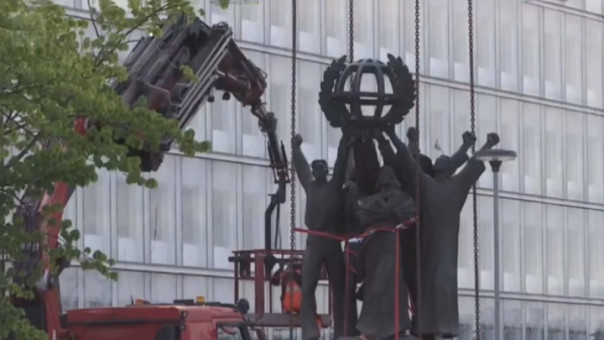 "Мир во всем мире" демонтирован