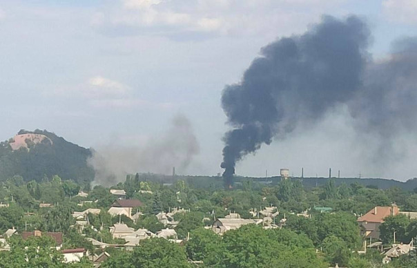 Донецкая Голгофа: сегодня украинский снаряд прошил жилой дом, разорвал мужчину и ранил нескольких человек.