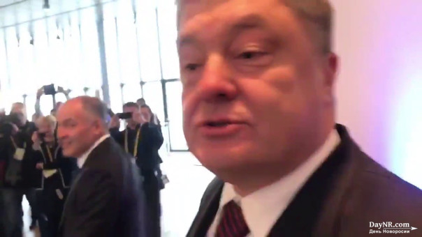 Порошенко заметили в аэропорту Варшавы с бутылкой вина