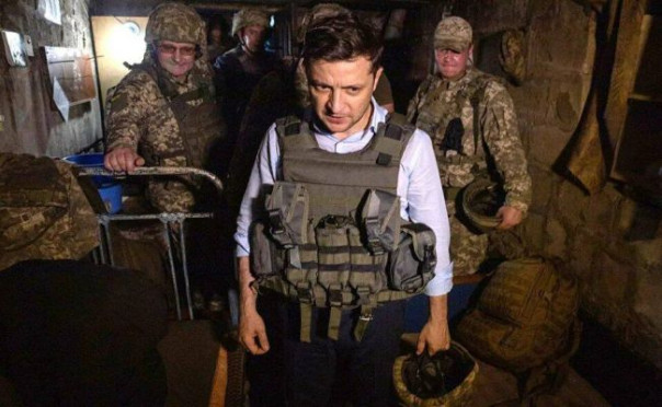 «Два АК-74 на пятерых»: укродефолт в стране и на передовой — взгляд из Киева