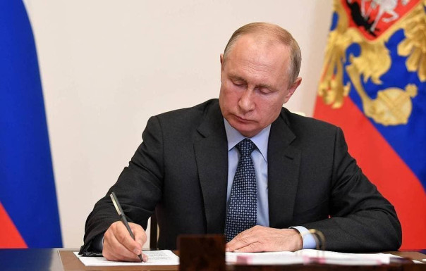 Путин установил ежемесячные и разовые выплаты для беженцев из Донбасса и с Украины