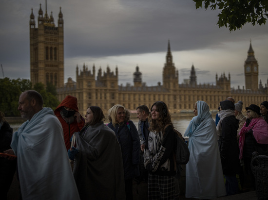 Голый британец на прощании с Елизаветой II изнасиловал женщин и прыгнул в Темзу