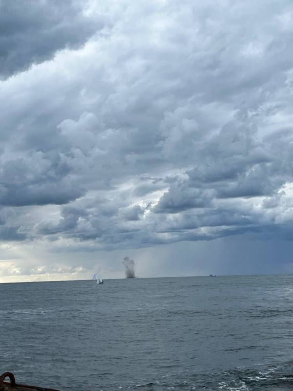 В море у Севастополя прогремел взрыв