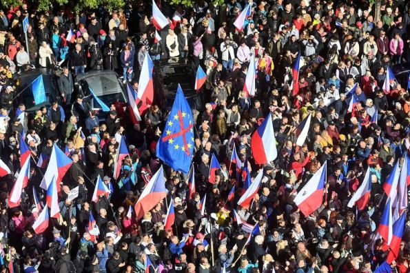 Тысячи чехов вышли на улицы из-за роста цен c требованием отставки правительства