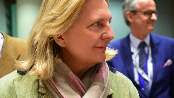 Экс-глава МИД Австрии Карин Кнайсль рассказала, почему переехала в Ливан, а не Россию