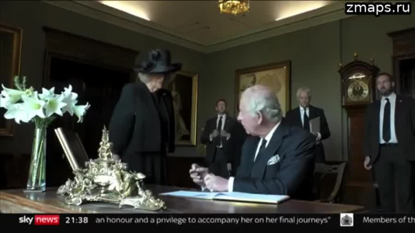 Король Британии Карл III вышел из себя из-за испачкавшей его ручки и выругался