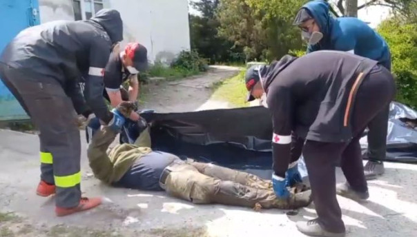 Военкоры объяснили откуда появились массовые захоронения в Изюме