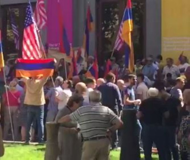 В Ереване начался митинг за выход Армении из ОДКБ