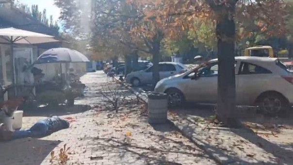 Боевики Киева обстреляли рынок, городскую администрацию и маршрутку в центре Донецка, есть жертвы [18+]