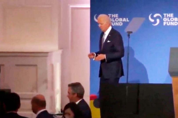 В Британии подняли на смех потерявшегося на сцене Байдена