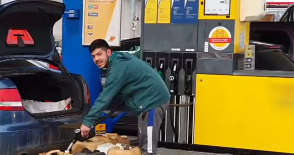 Драки на заправках, километровые очереди, бензин в пакетах и перенимание у Японии прогрессивного опыта использования рикш: Будни топливного кризиса во Франции