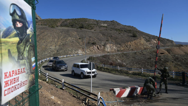 Путин назвал неприемлемыми заявления Макрона о роли РФ по Карабаху